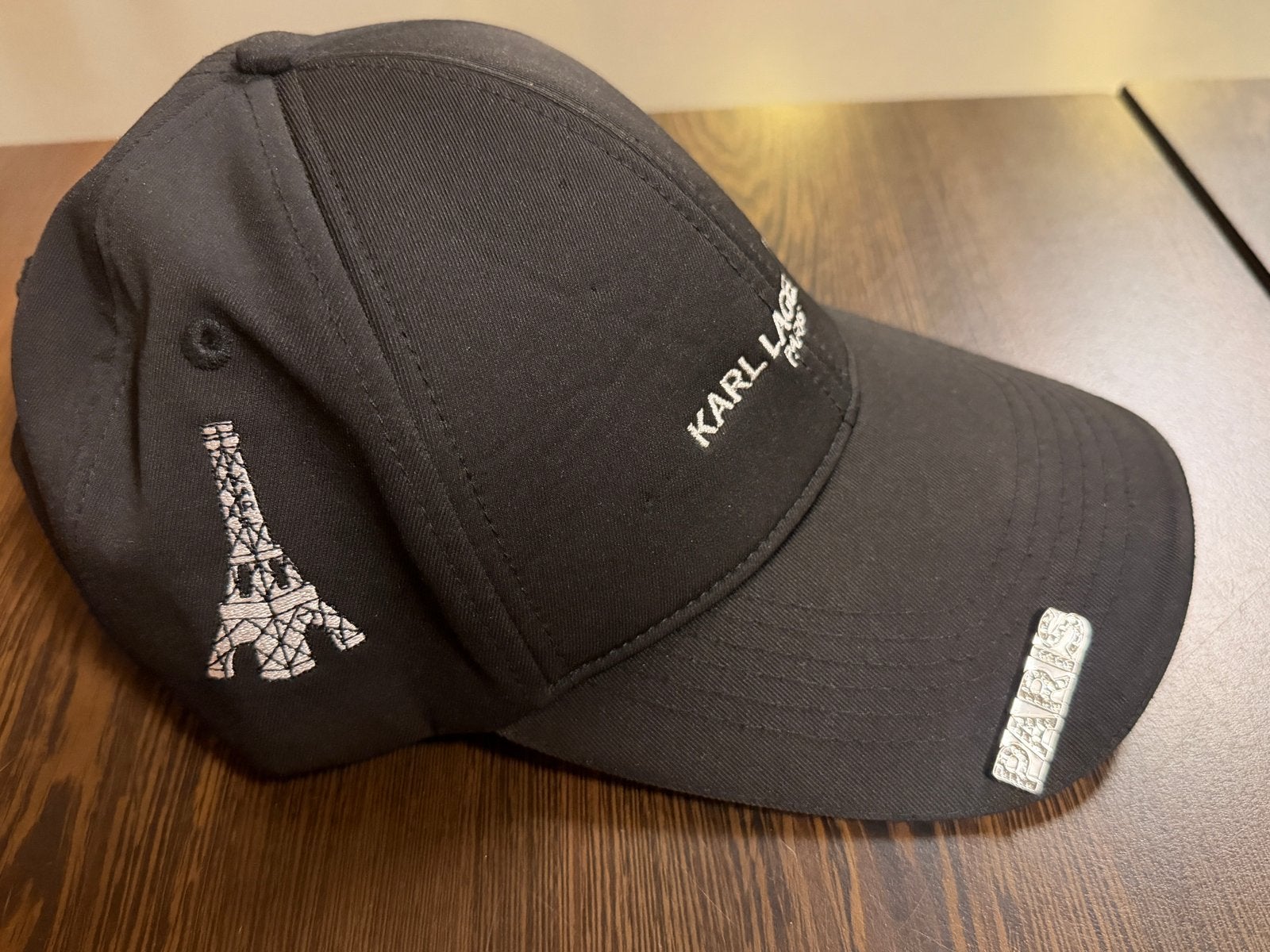Karl Lagerfeld Pet Zwart met Eiffeltoren detail, Kleding | Dames, Ophalen of Verzenden, Zo goed als nieuw, One size fits all, Pet