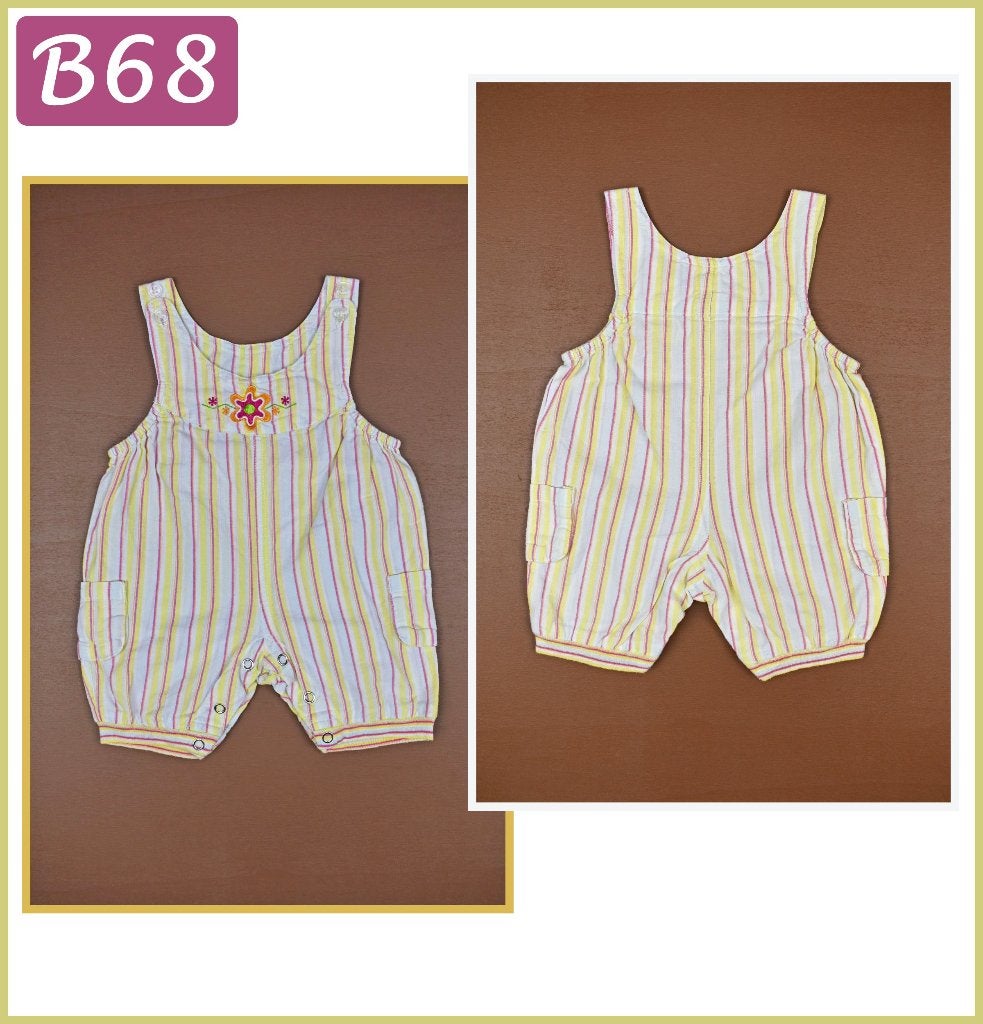 (B68) Maat 50. Vrolijk tuinbroekje, Broekje, Meisje, Baby Little Me, Ophalen of Verzenden