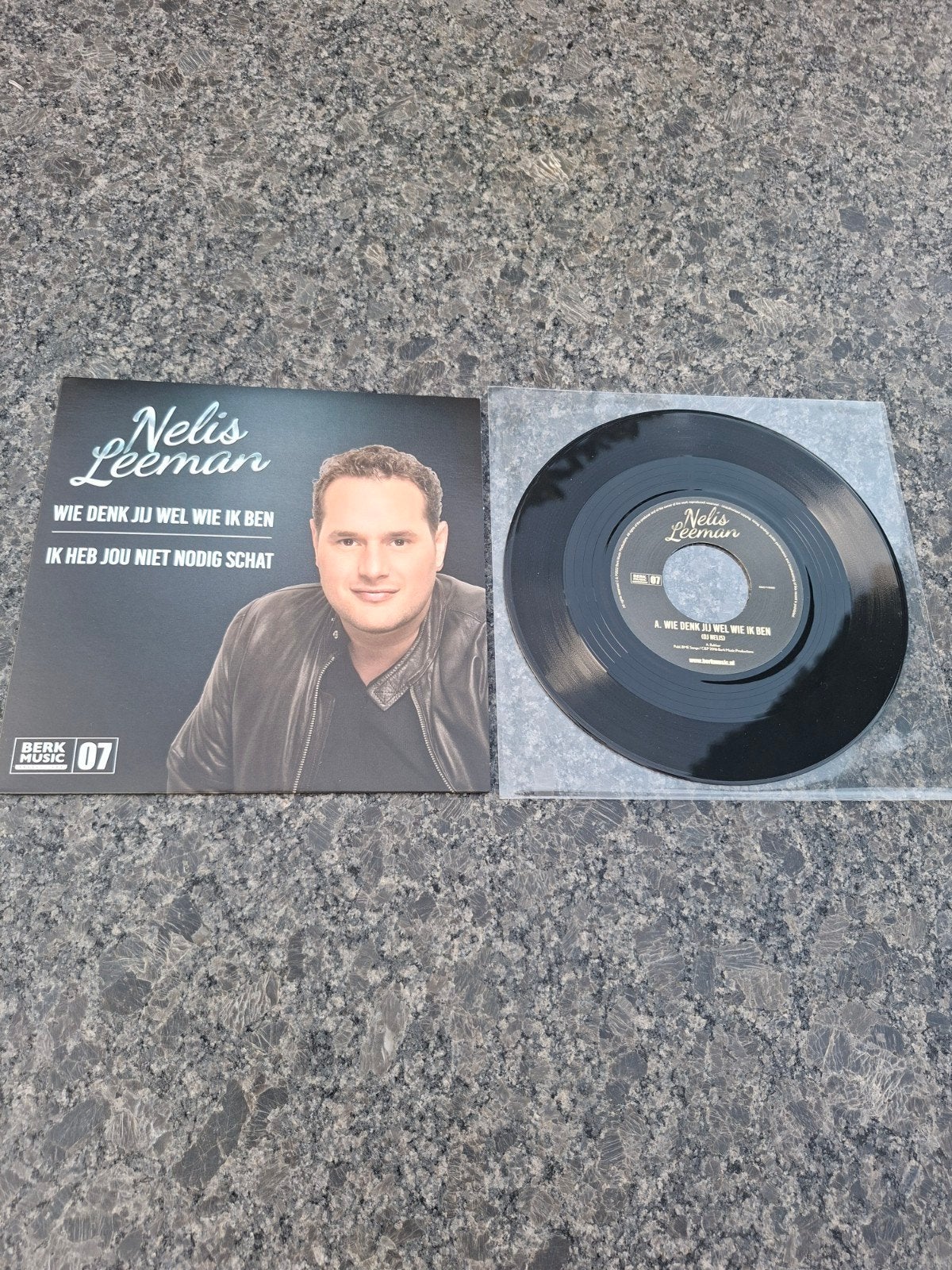 Nelis Leeman - Wie Denk Jij Wel Wie Ik Ben (2022), 7 inch, Ophalen of Verzenden, Levenslied of Smartlap, Beschermende buitenhoes