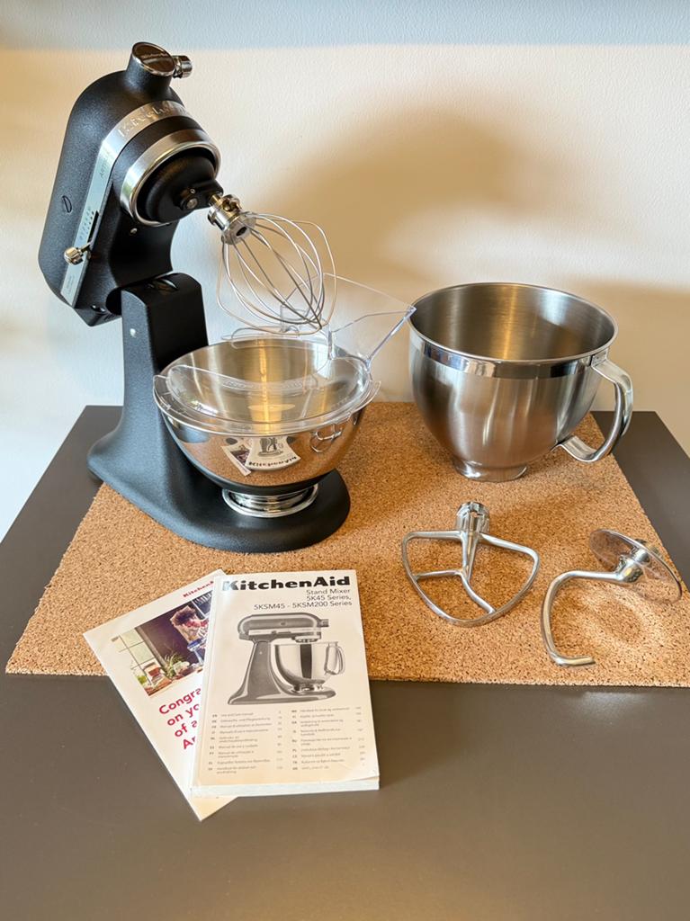 KitchenAid Artisan mixer matzwart met kom en accessoires!, Witgoed en Apparatuur, Keukenmixers, Ophalen, 4 liter of meer, 3 snelheden of meer