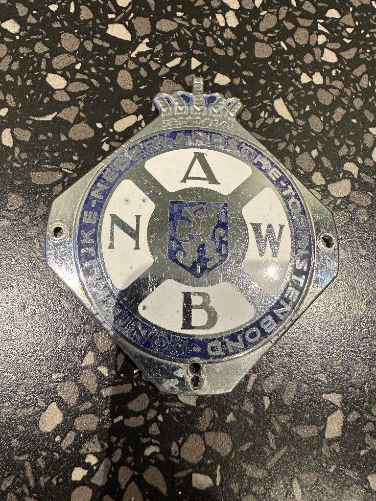 ANWB embleem. Chrome A.N.W.B. logo voor een oldtimer auto., Verzamelen, Ophalen of Verzenden, Gebruikt, Gebruiksvoorwerp