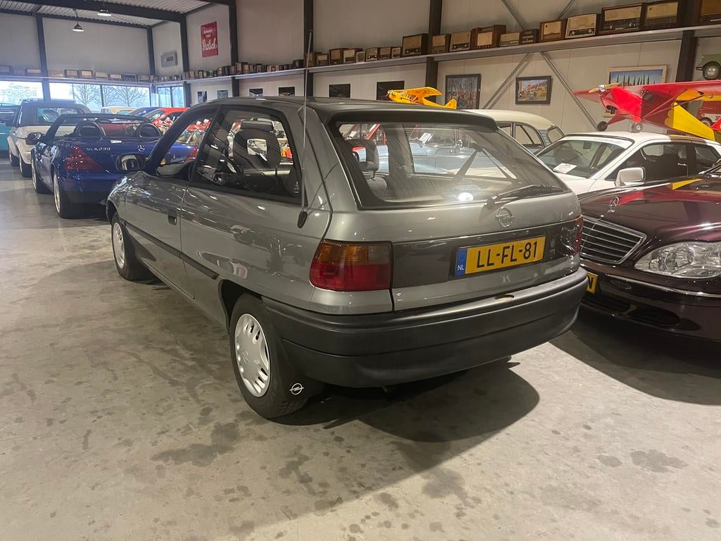 Opel Astra 1.4 I GL Tailgate 1995 met 42.544KM, Auto's, Voorwielaandrijving, Stof, 1389 cc, Origineel Nederlands