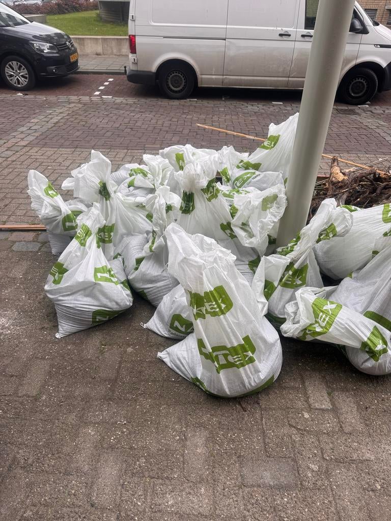 Grote hoeveelheid tuinaarde en zand in zakken, Tuin en Terras, Zand, Ophalen, Gebruikt, Overige typen