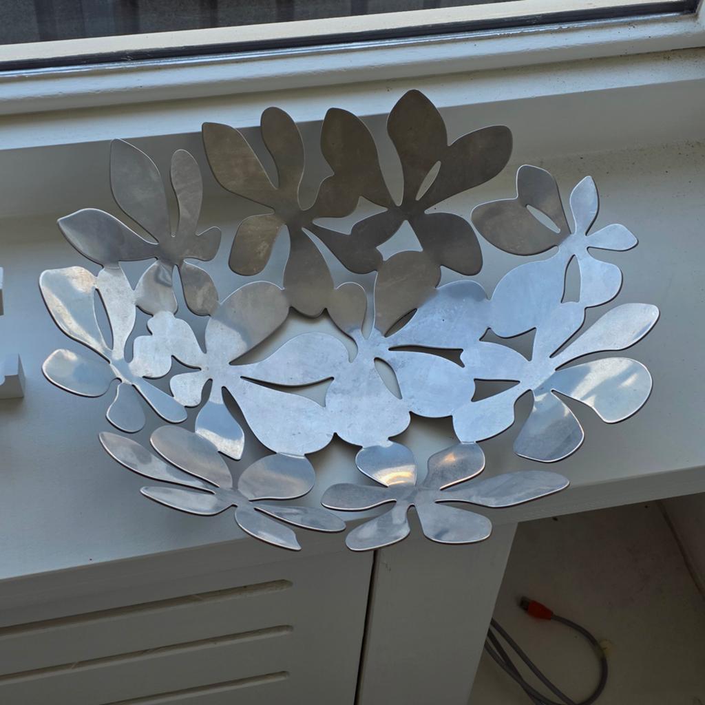 Schaal in bloemvorm, aluminium, Huis en Inrichting, Woonaccessoires | Schalen en Manden, Zo goed als nieuw, Rond, Overige materialen