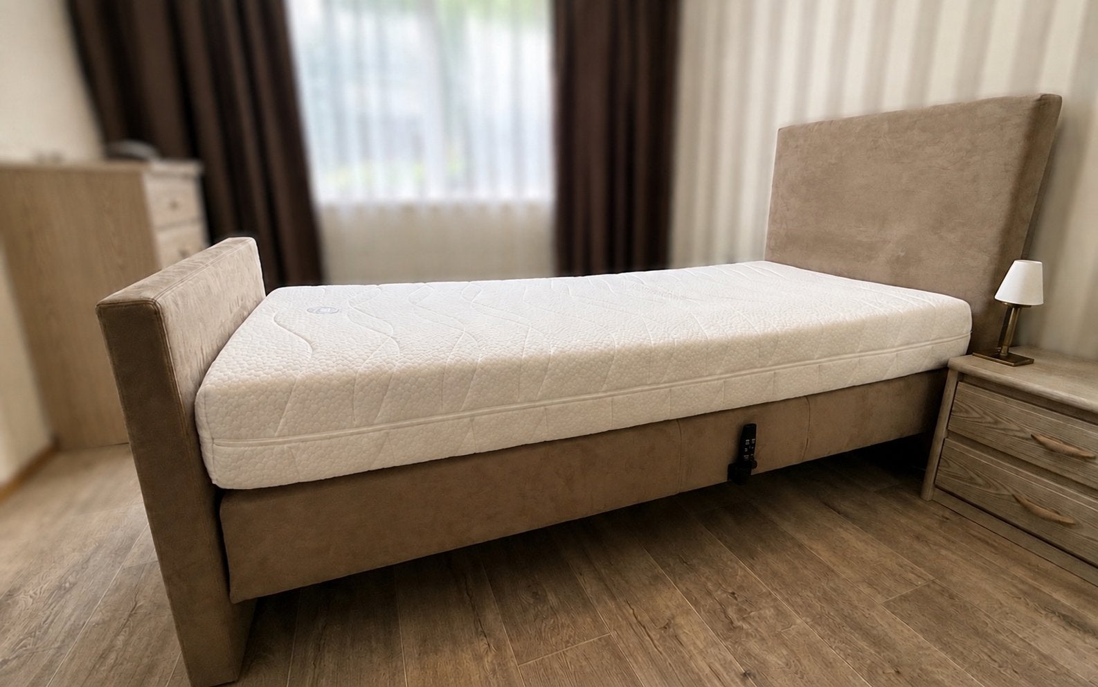 Seniorenbed elektrisch verstelbaar 90x200 cm incl matras, Ophalen, Zo goed als nieuw, Eenpersoons