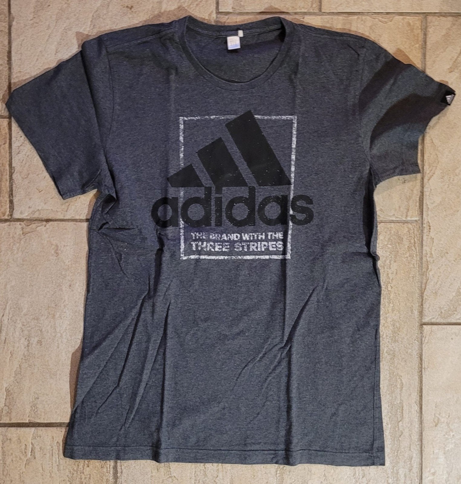 Adidas grijs t- shirt, k. mouw, zwart/witte opdruk, Ophalen of Verzenden, Zwart