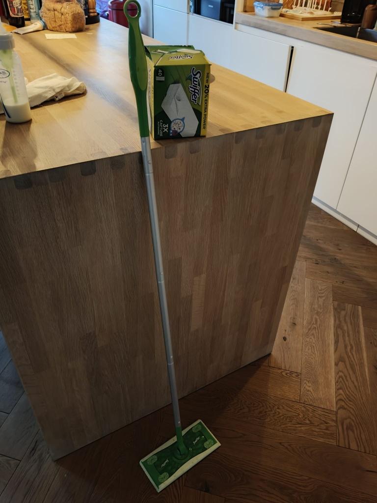 Swiffer stok met (zo goed als) volle doos droge doekjes, Ophalen