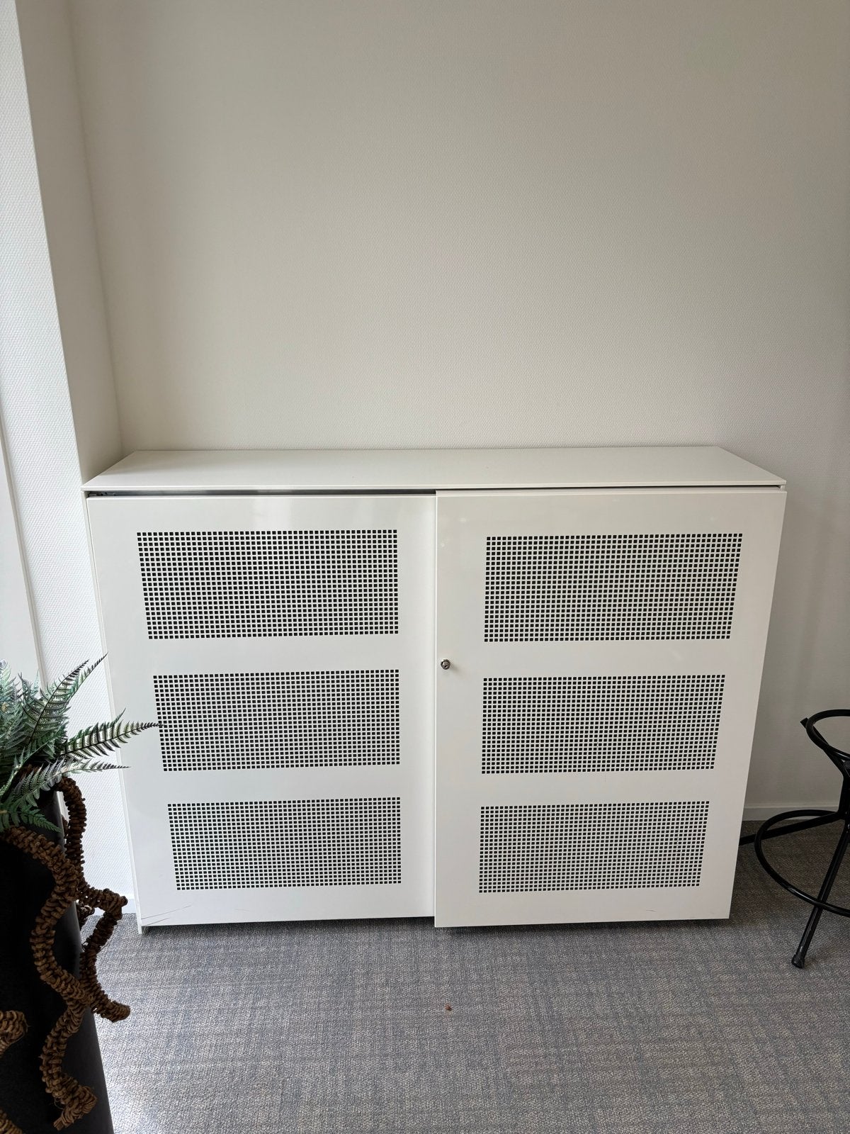 Witte kast met geperforeerde deuren - 160x45x125 cm, Ophalen, Gebruikt