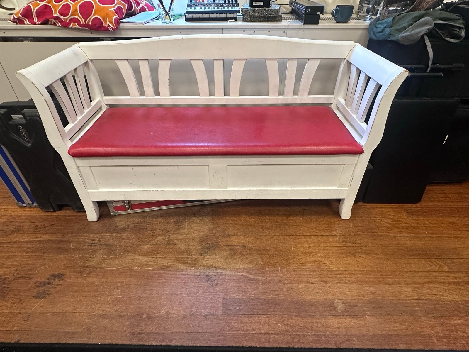 Witte houten klepbank met opbergruimte en rood kussen, Ophalen