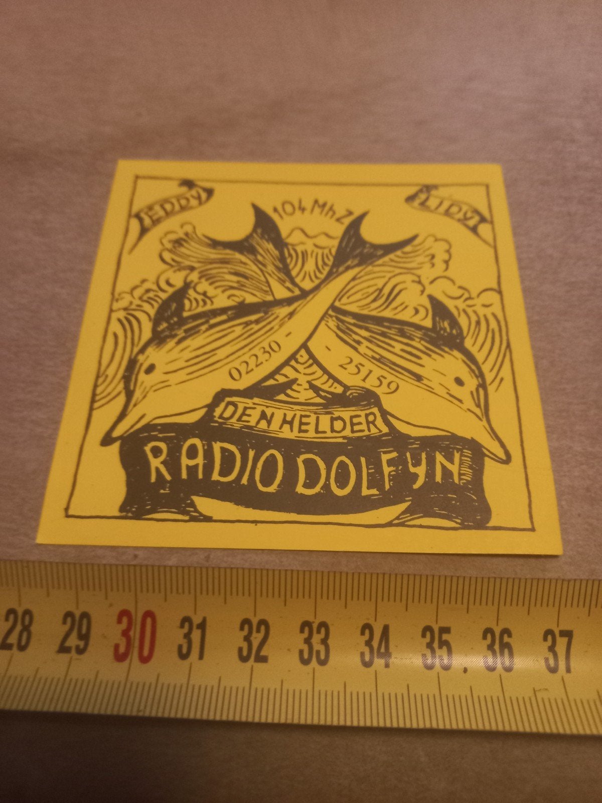 Vintage Radio Dolfyn Den Helder sticker 104 MHz, Ophalen of Verzenden
