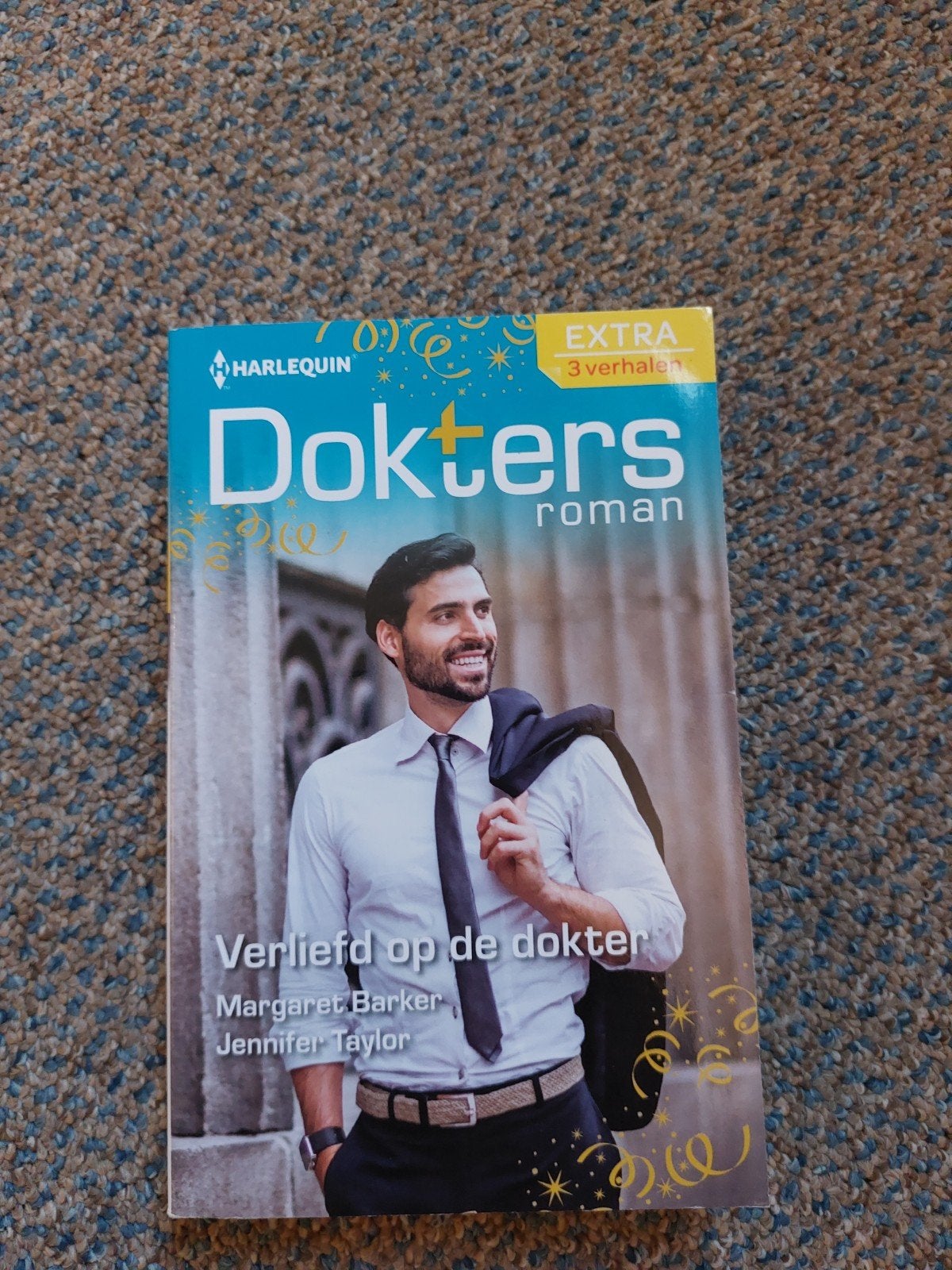 Harlequin Dokters Roman: Verliefd op de dokter (3 verhalen), Ophalen of Verzenden, Zo goed als nieuw, Margaret Barker, Jennifer Taylor