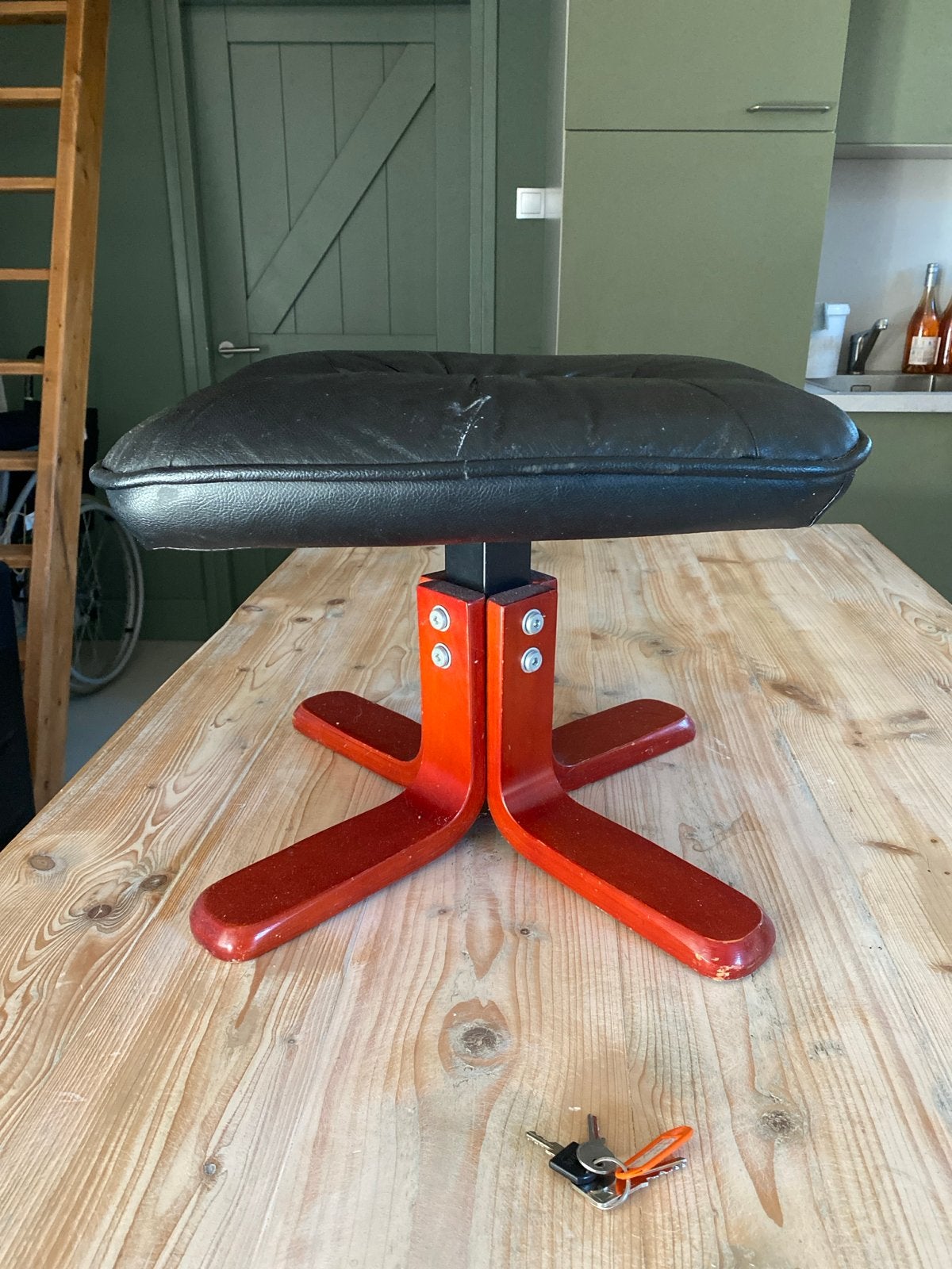 Vintage voetenbankje / voetenkruk van hout en (sky)leer, Ophalen, Gebruikt, Hout