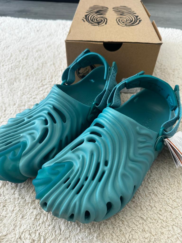 Crocs Salehe Bembury Pollex Clog Turq Tonic Maat 42-43, Kleding | Heren, Schoenen, Ophalen of Verzenden, Nieuw, Blauw, Slippers
