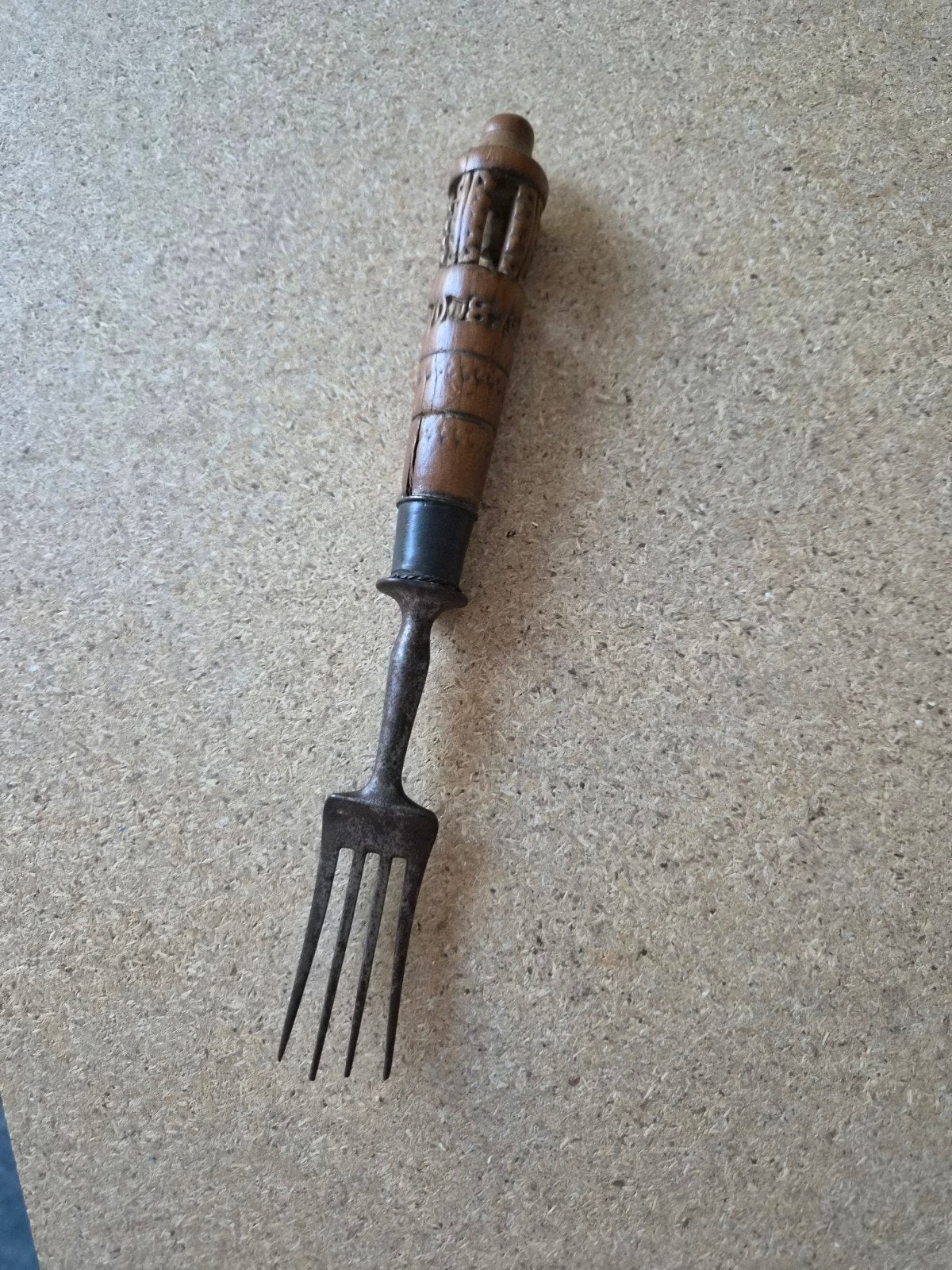 Antiek vorkje met volkskunst handvat. 50 euro, Ophalen of Verzenden