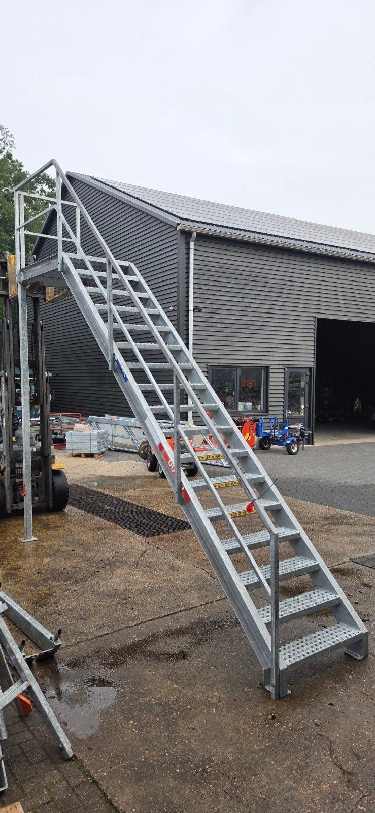 stalen trap met bordes gegalv. hoog 3,5mtr. nor160, Ophalen of Verzenden, 2 tot 4 meter