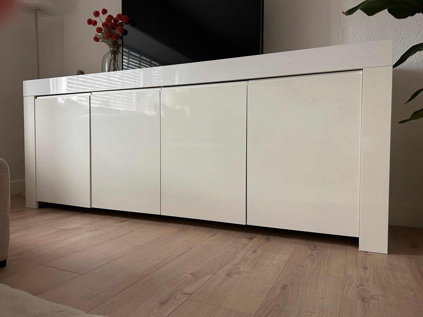 Witte hoogglans dressoir met 4 deuren, Ophalen, Gebruikt