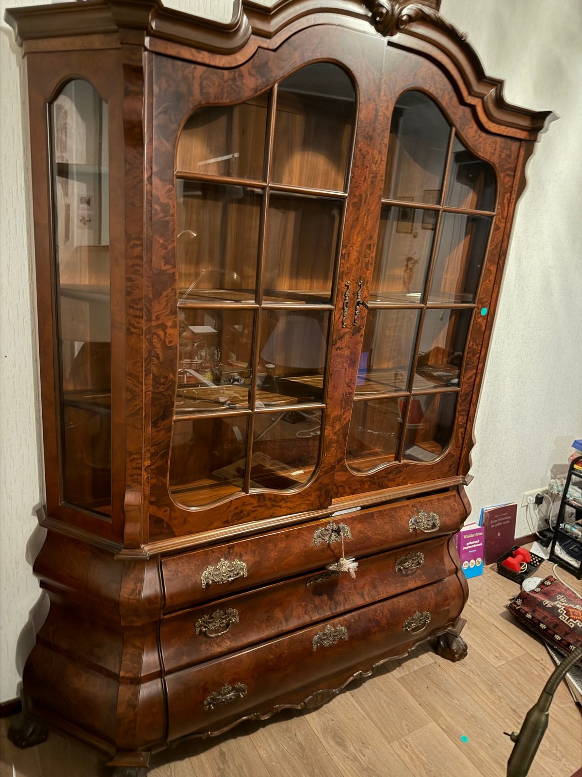 Antieke eikenhouten vitrinekast met barok details, Ophalen