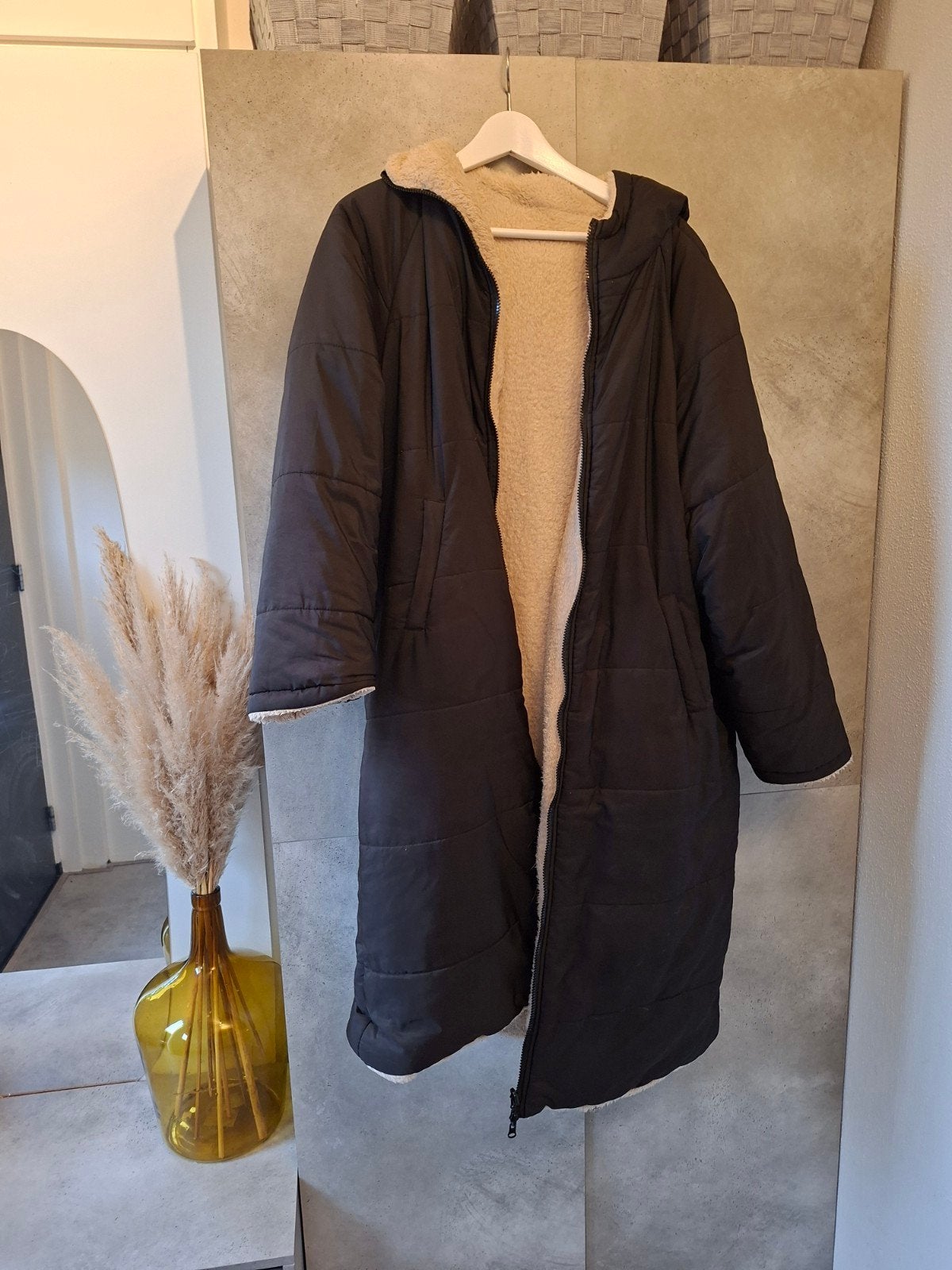Lange zwarte winterjas met teddy voering, Kleding | Dames, Zwart, Ophalen, Maat 38/40 (M), Onbekend