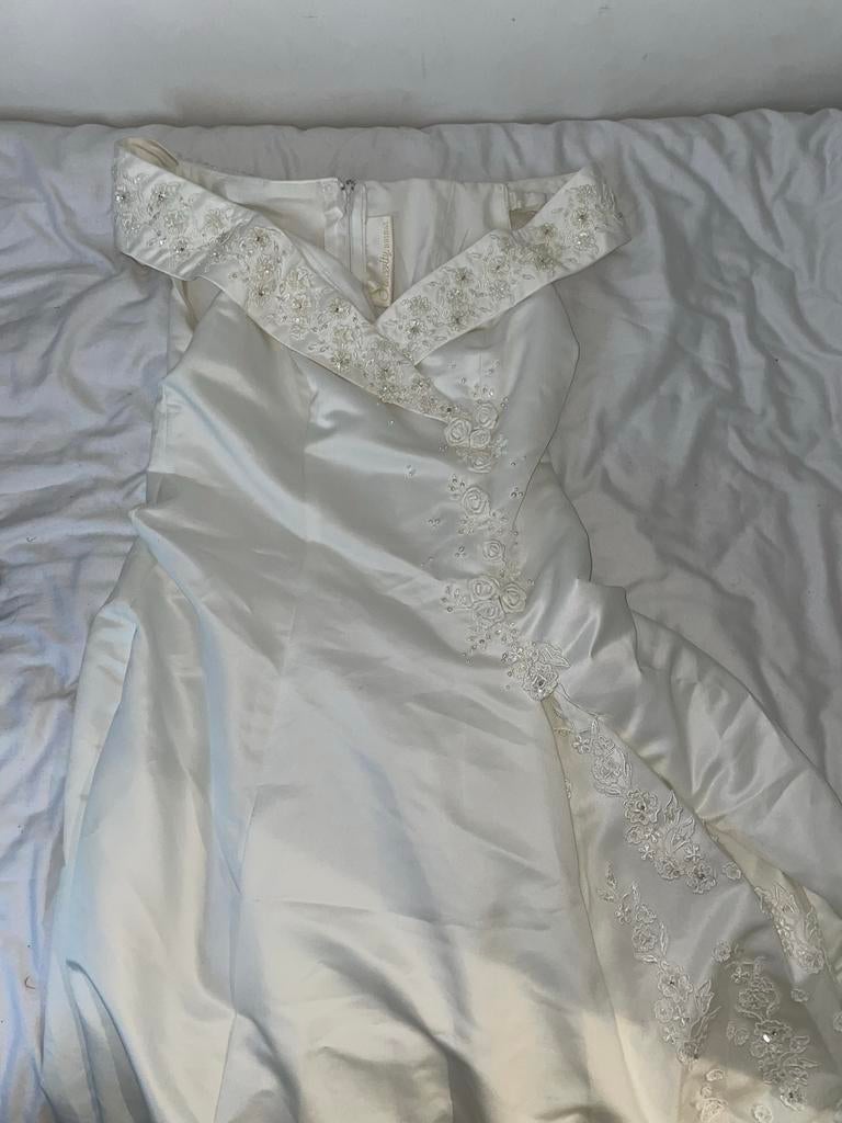 Elegante trouwjurk met off-shoulder en borduursels, Ophalen of Verzenden, Gedragen, Wit, Trouwjurk
