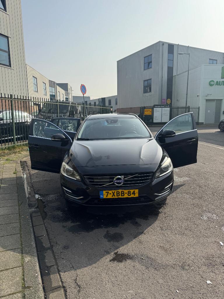 Volvo V60 D6 215pk Plug-in Hybrid 2014 Zwart, Auto's, Volvo, 1800 kg, Zwart, Particulier, 212 €/maand