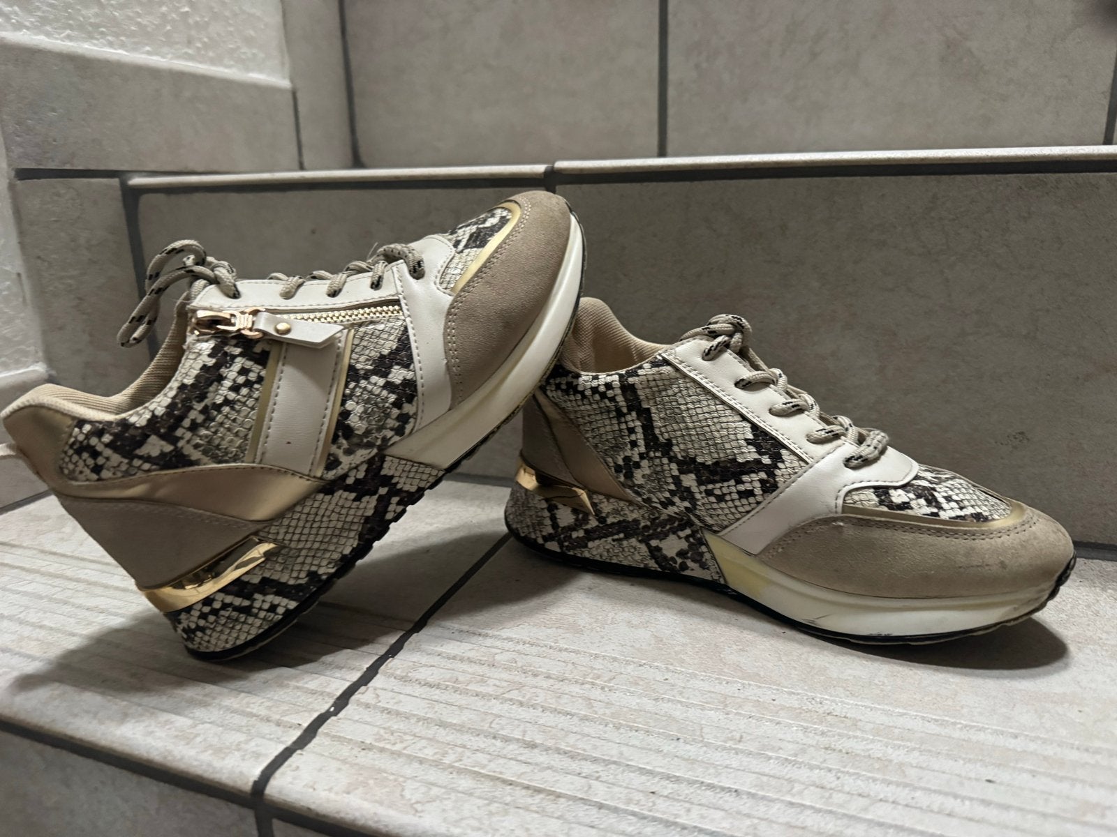 Stijlvolle sneakers met slangenprint en sleehak, Ophalen of Verzenden, Zo goed als nieuw, Overige kleuren, Sneakers of Gympen