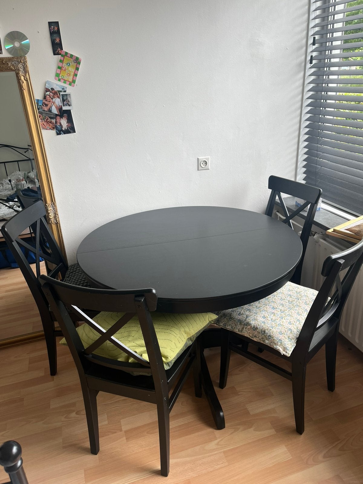 Zwarte ronde uitschuiftafel met 4 stoelen van ROSENTORP Ikea, Huis en Inrichting, Tafels | Eettafels, Ophalen, 100 tot 150 cm