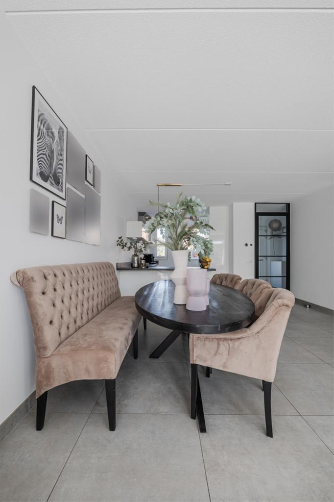 Complete eethoek: eettafel, zitbank en 3 stoelen, Ophalen