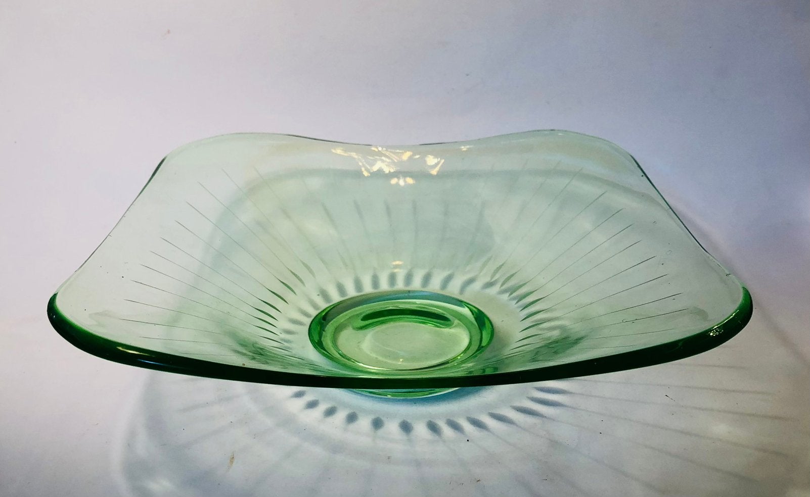 Antieke groen glazen schaal, vierkant, geslepen glas, Ophalen of Verzenden, Vierkant, Glas