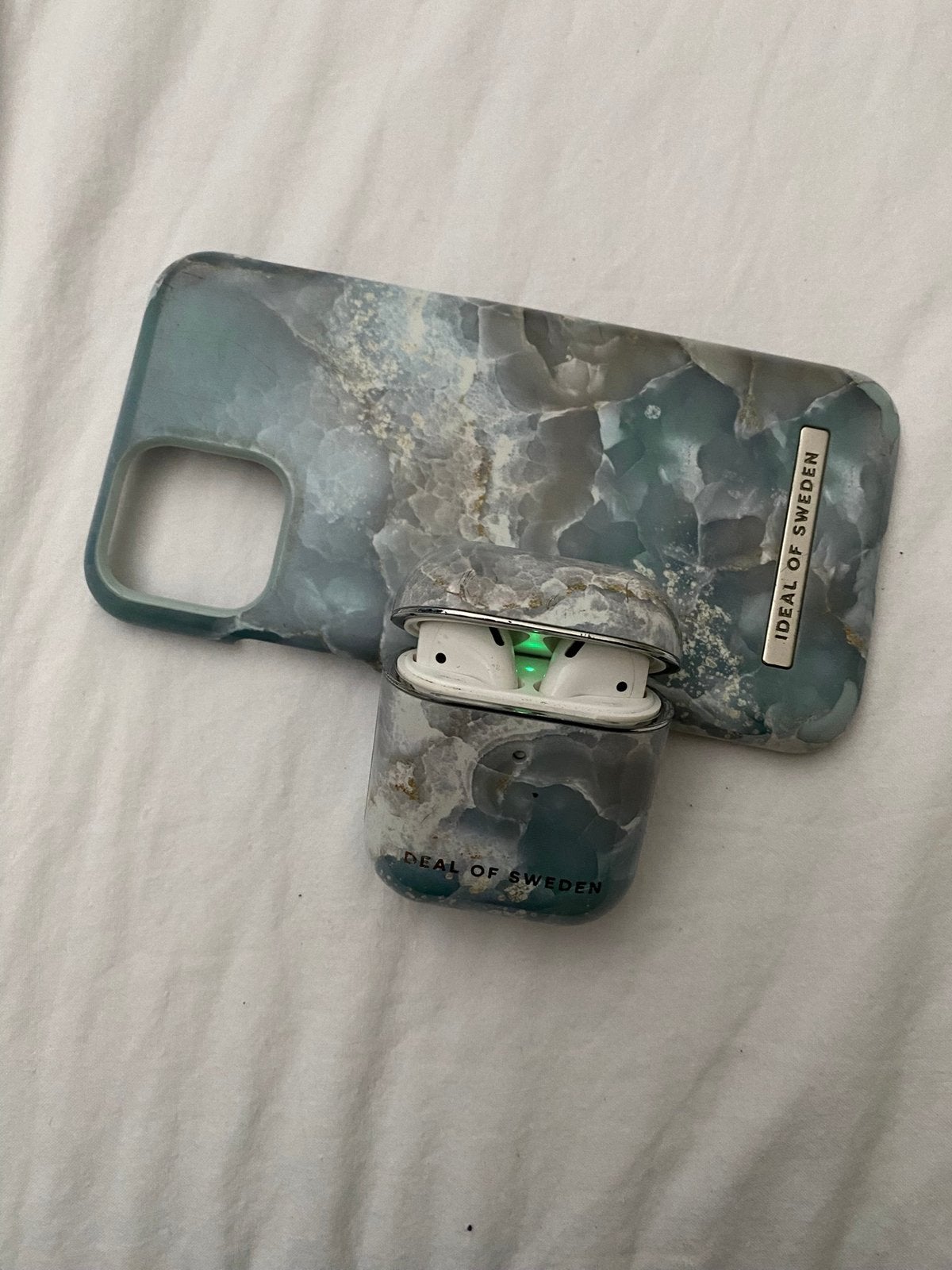 AirPods gen 2 samen met houder en telefoonhoes, Ophalen, Zo goed als nieuw, IPhone 11 Pro