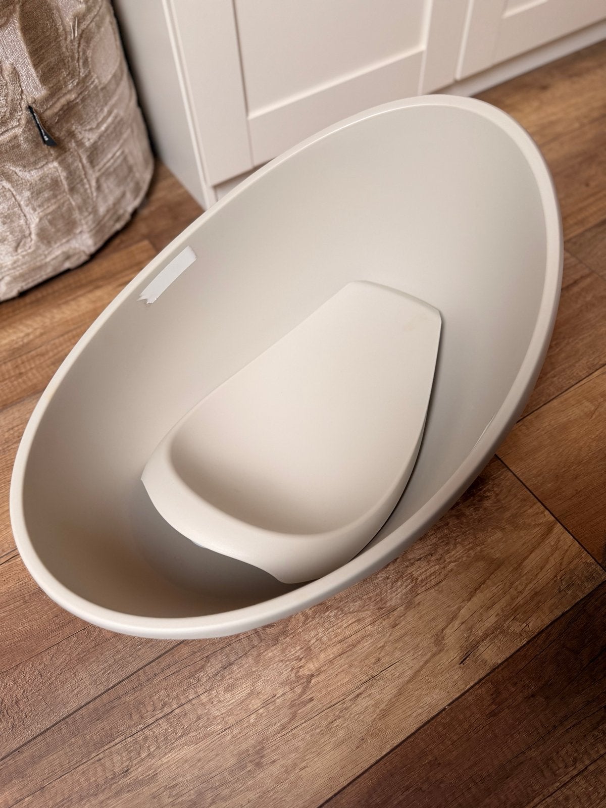 Nieuw beige babybadje met badzitje, Kinderen en Baby's, Ophalen, Nieuw, Badje