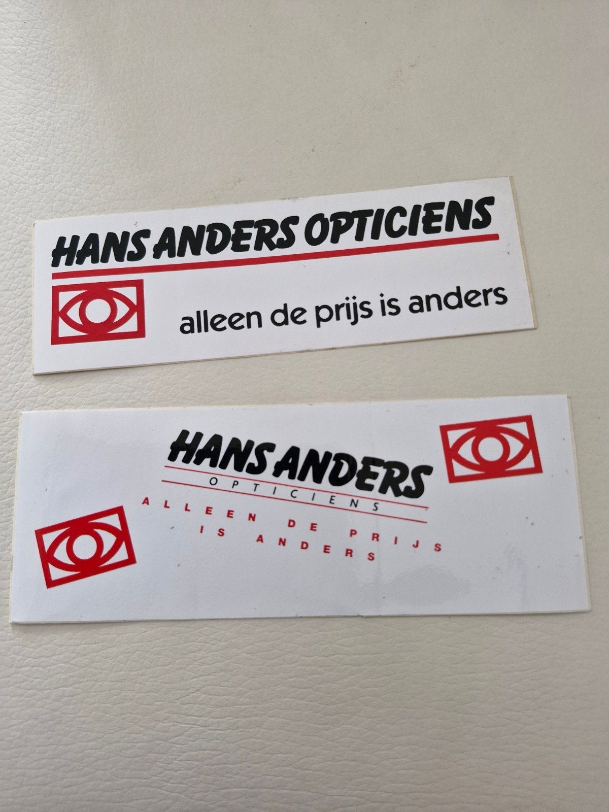 10072 Hans Anders Opticiens Sticker-Alleen deprijs is anders, Ophalen of Verzenden, Zo goed als nieuw