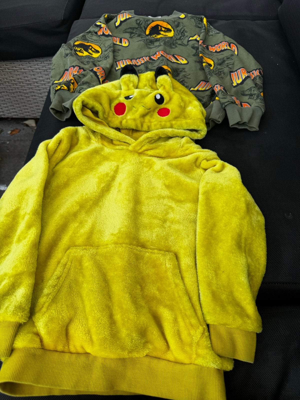 H&M Pikachu en Jurassic World Truien Maat 110-116, Ophalen of Verzenden, Gebruikt, Jongen of Meisje, Trui of Vest