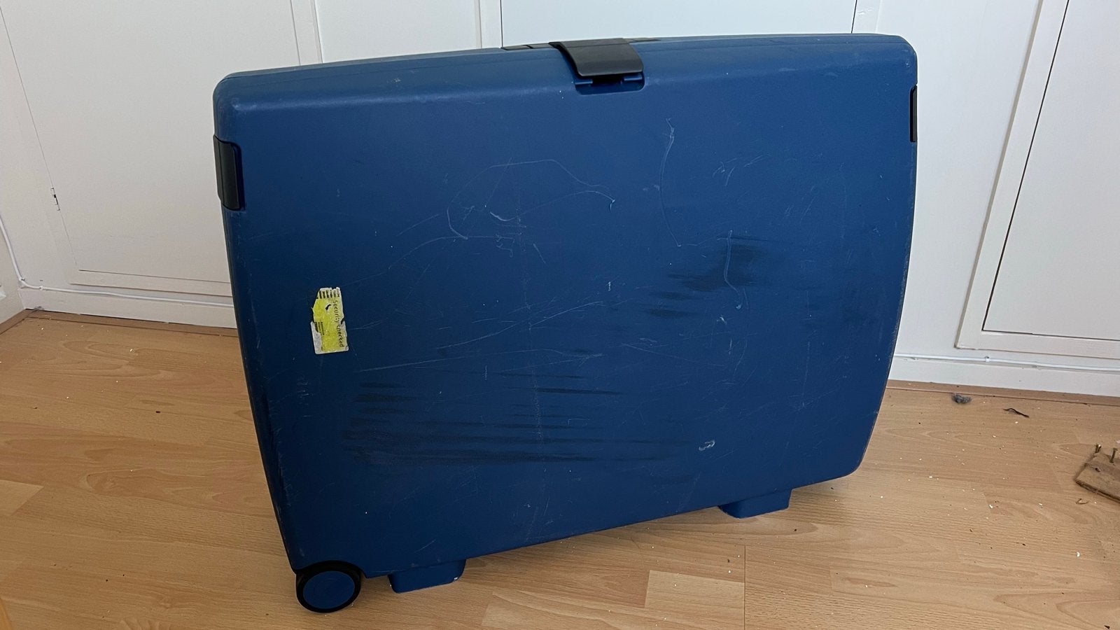 Grote Blauwe koffer met wieltjes en slot, Gebruikt, Hard kunststof, Slot, 35 tot 45 cm