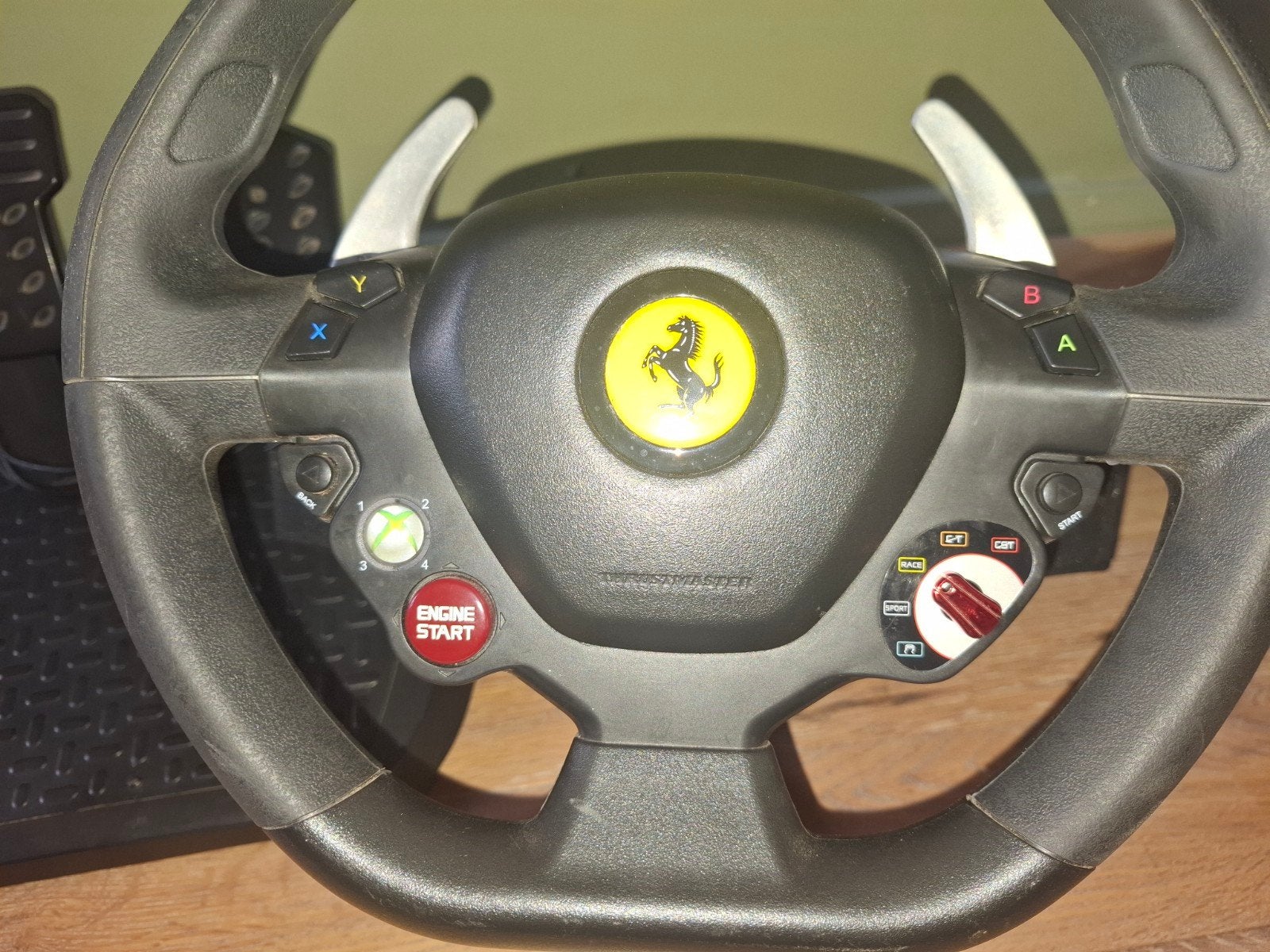 Thrustmaster Ferrari stuur met pedalen, 1 speler, Racen en Vliegen, Ophalen of Verzenden, Zo goed als nieuw