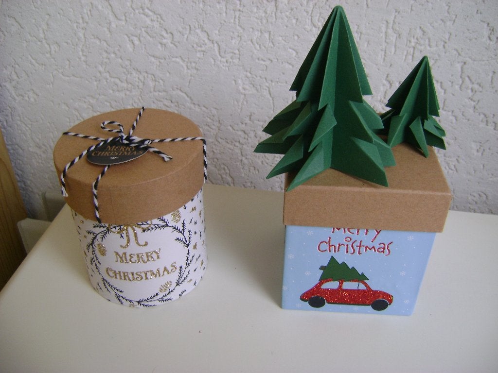 2cadeau kerstdozen ronde 11hx10r en vierkante10x10 en 2bomen, Ophalen of Verzenden, Nieuw