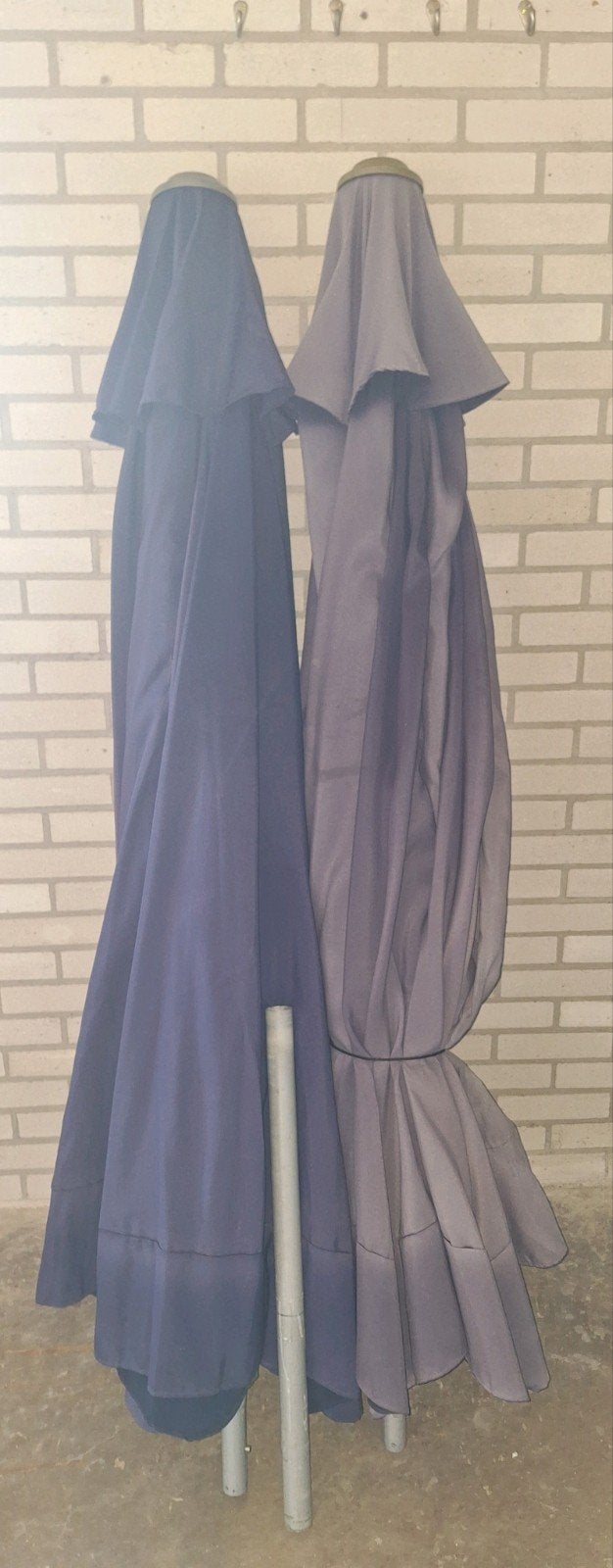 Twee parasols - blauw en grijs, Ophalen, Gebruikt, 2 tot 3 meter, Stokparasol