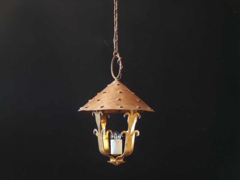 Sierlijke oude koperen lantaarn Heeft 1 centraal lichtpunt