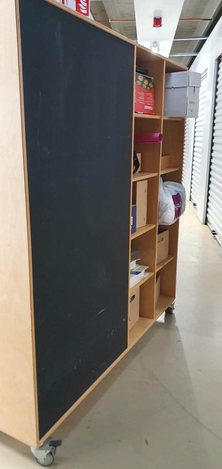 Robuuste multifunctionele kast met wielen, spiegel en krijtb, Ophalen, Met plank(en), Gebruikt, 100 tot 150 cm