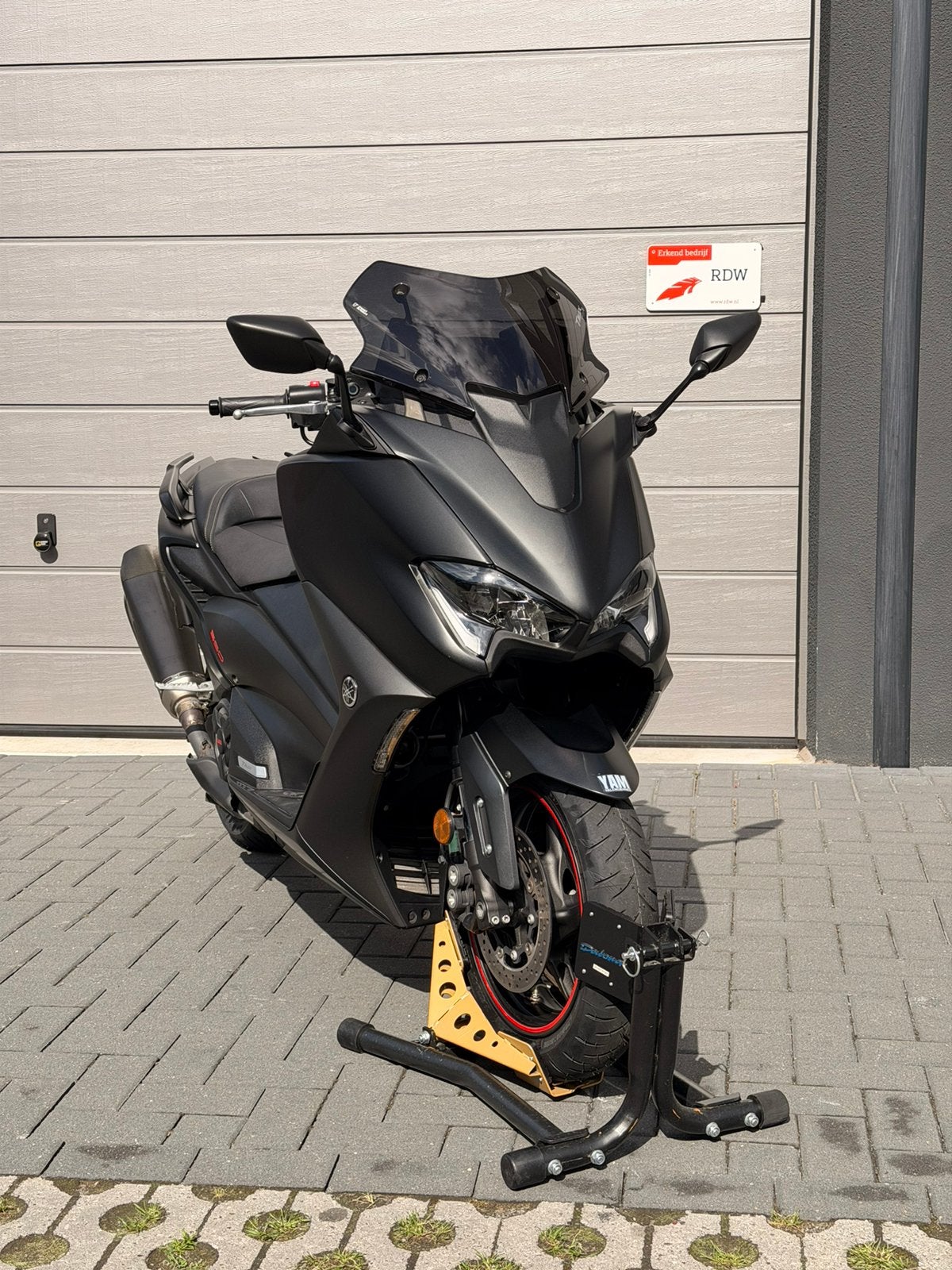 Yamaha T max 560 Akrapovic GARANTIE tmax t-max, Sportuitlaat, Koolhovenlaan 101, 1119 NC Schiphol-Rijk, Automaat, 12 t/m 35 kW