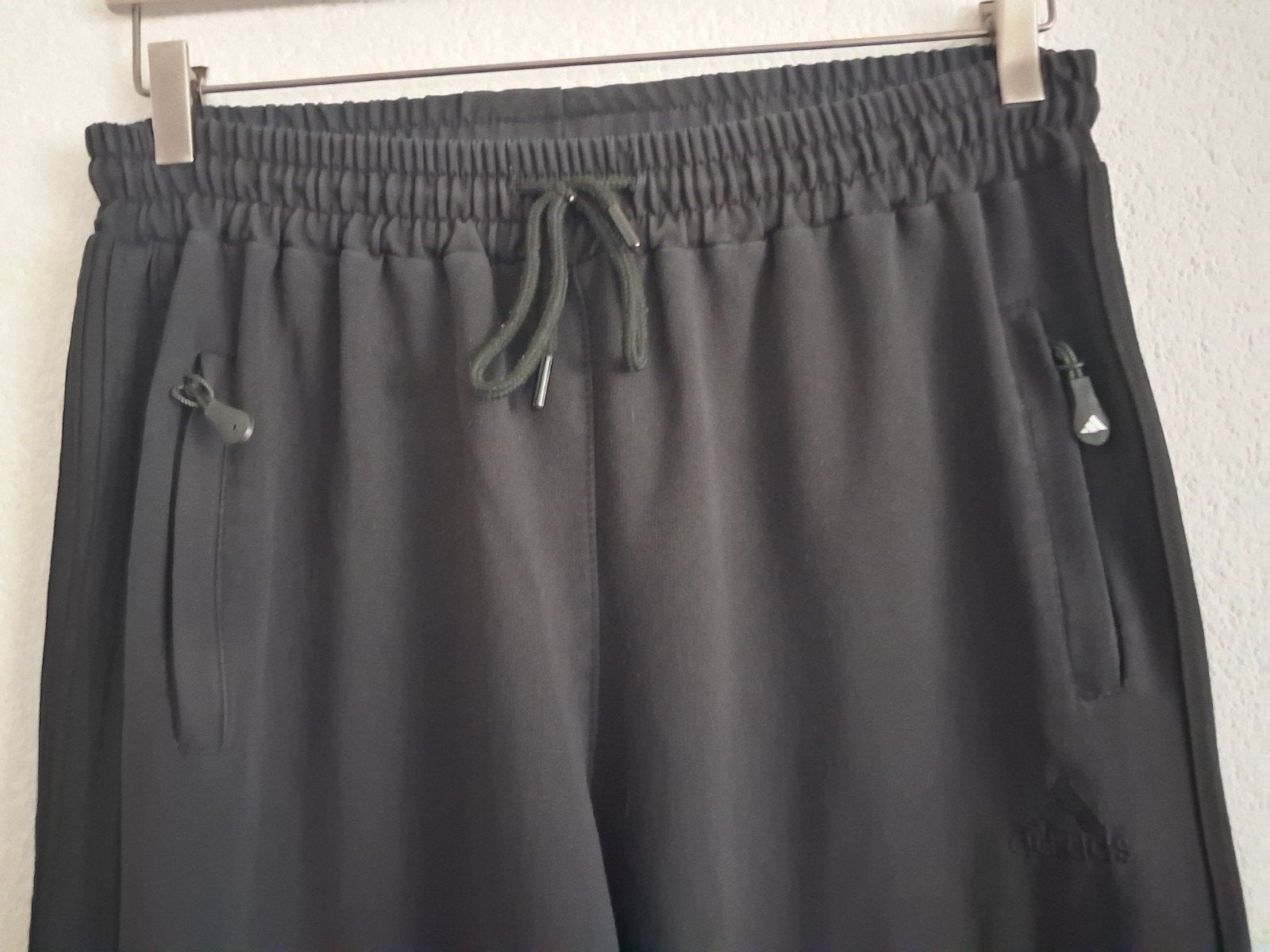 Adidas Zwarte sportbroek met ritszakken Maat L, Kleding | Heren, Broeken en Pantalons, Maat 52/54 (L), Onbekend, Zwart, Ophalen of Verzenden