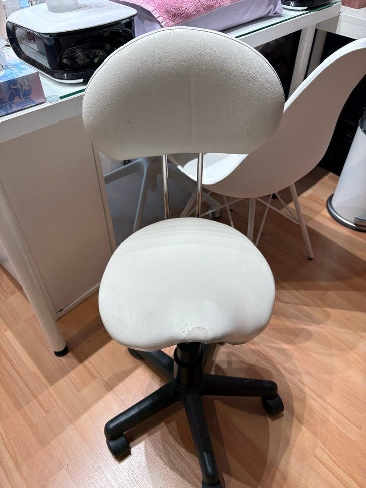 Witte tabouret zadelkruk met wieltjes en rugleuning, Ophalen, Kunststof, Gebruikt, Wit
