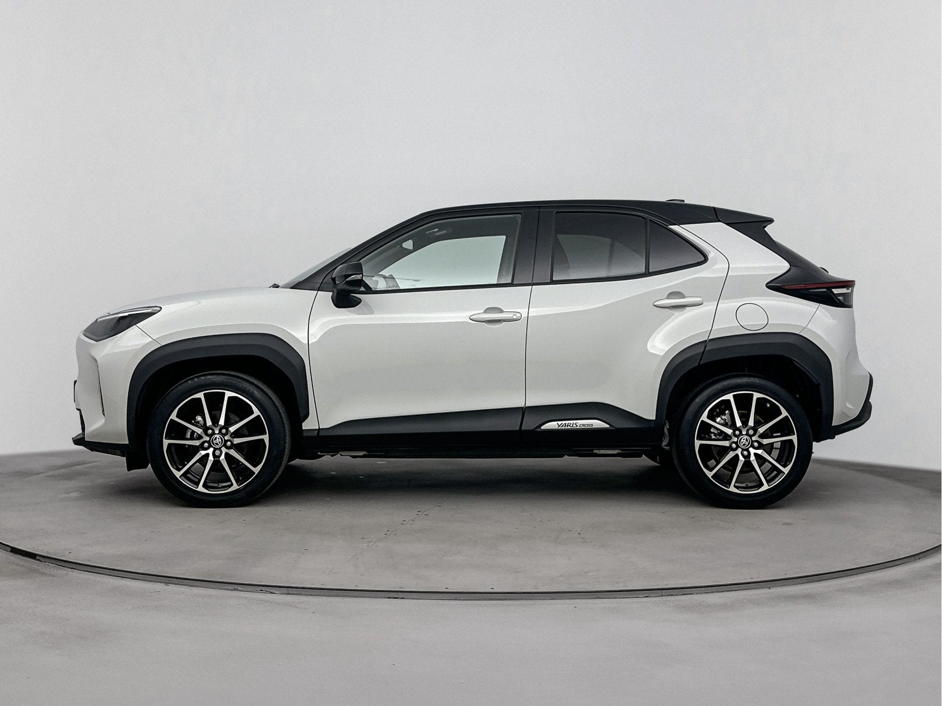 Toyota Yaris Cross 1.5 Hybrid 115 GR-Sport | Stoelverwarming, 12 maanden, Gebruikt, 3 cilinders, 550 kg