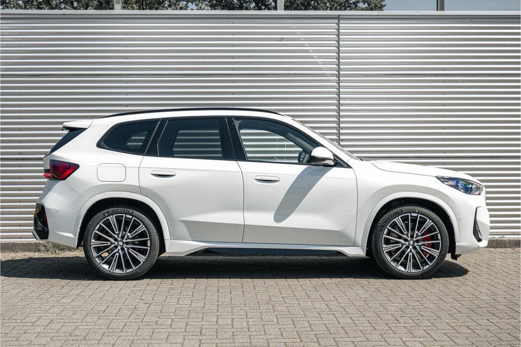 BMW X1 xDrive25e M Sport Automaat / Panoramadak / Trekhaak /, Auto's, BMW, Elektrische stoelverstelling, Zwart, Wit, Bedrijf