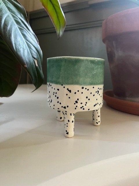 Handgemaakte Piece of Clay (POC) bloempot op pootjes, Rond, Binnen, Ophalen of Verzenden, Zo goed als nieuw