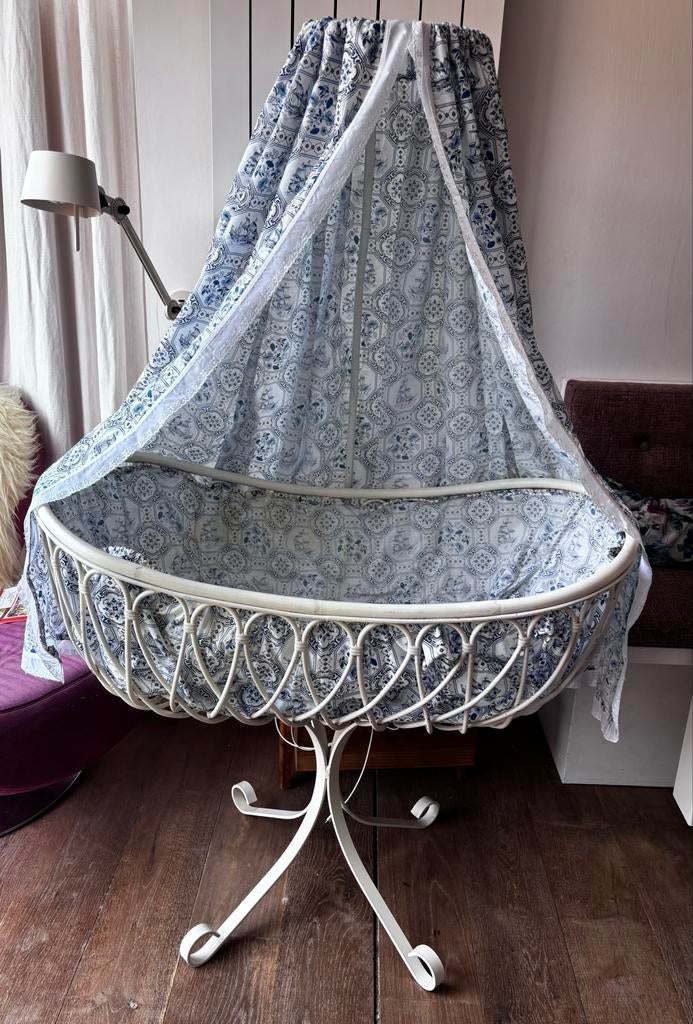 Rotan wieg met matrasje, sfeervol en ouderwets, Kinderen en Baby's, Babywiegjes en Ledikanten, Ophalen of Verzenden, Gebruikt