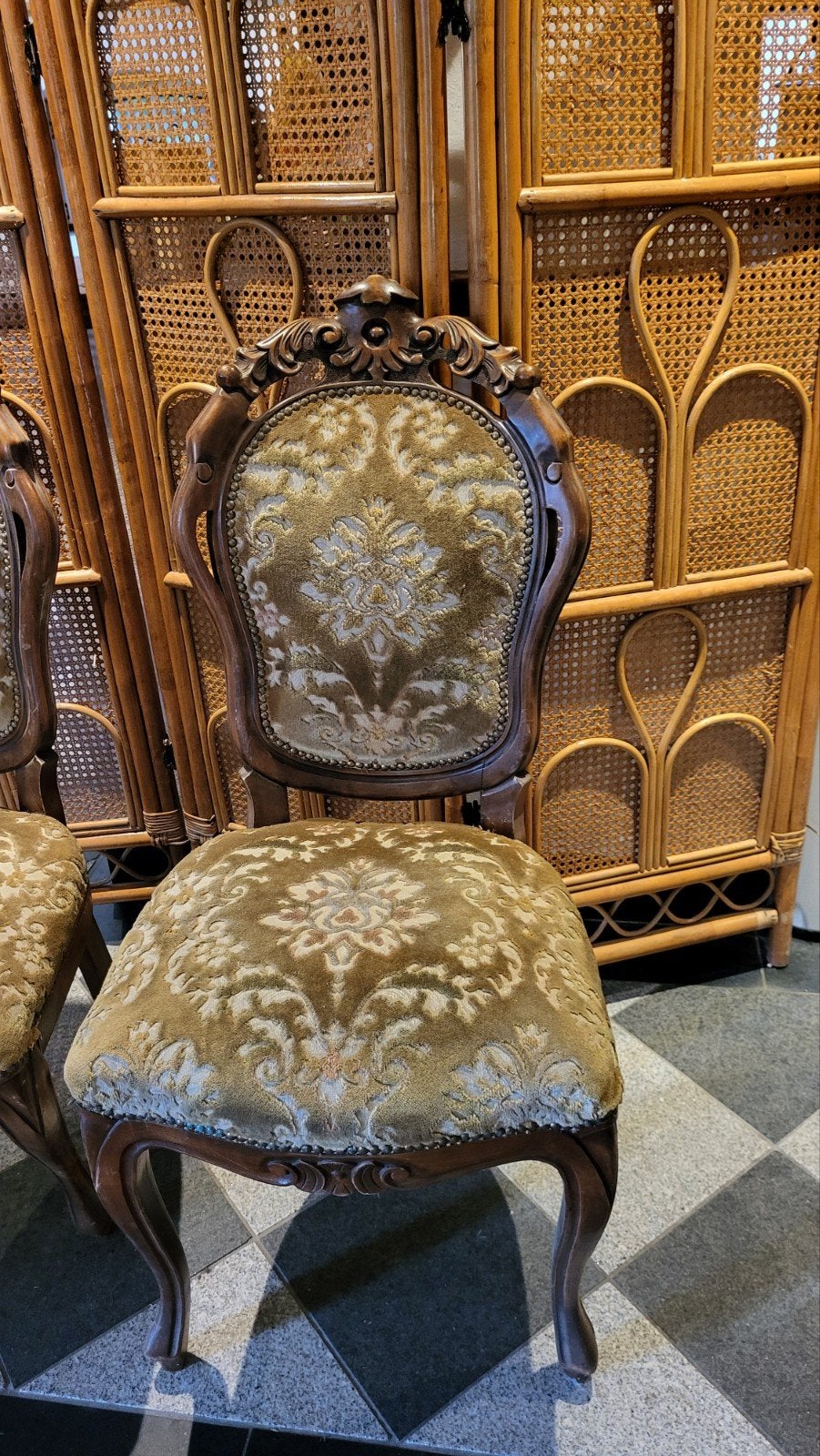 4 antieke stoelen met houtsnijwerk en stoffen bekleding, Antiek en Kunst, Ophalen