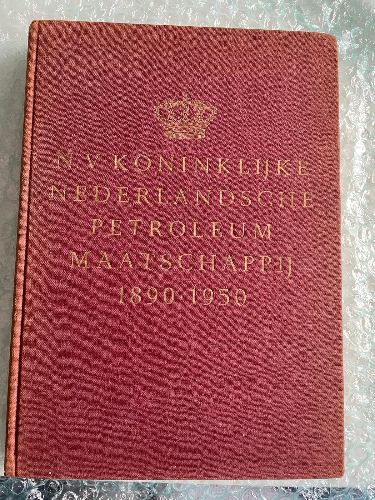 Gedenkboek Koninklijke Nederlandse Petroleum Maatschappij, Boeken, Ophalen of Verzenden, 20e eeuw of later, Gelezen