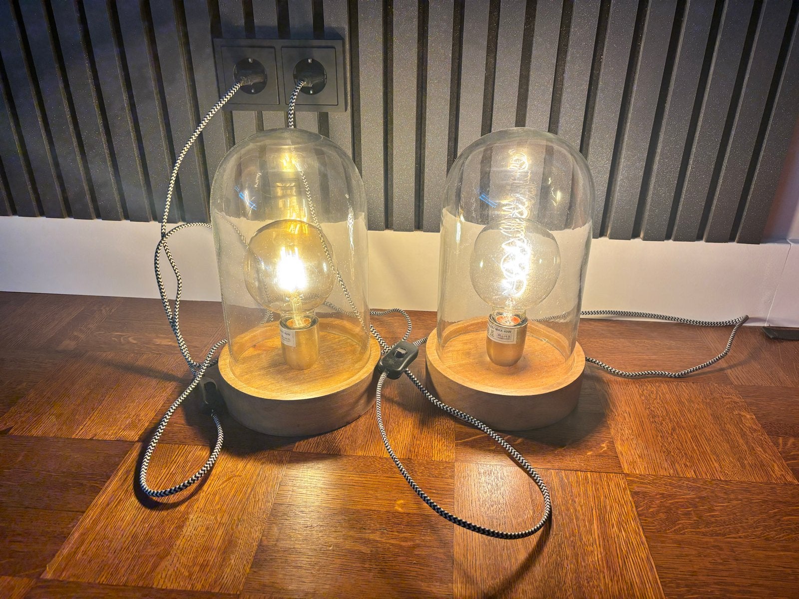2 Leuke Nachtlampjes met Houten Voet en Stolp, Huis en Inrichting, Lampen | Tafellampen, Ophalen, Gebruikt, Nachtlamp, Met stekker