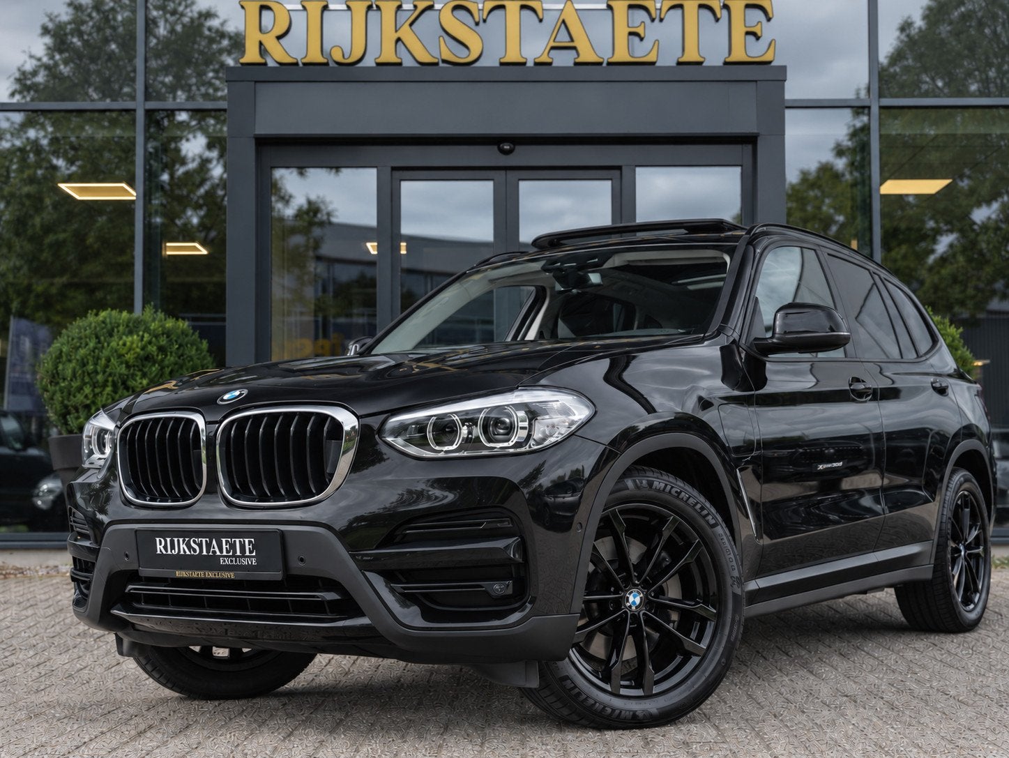 BMW X3 xDrive30e High Executive|PANO|CAM|APP|19''|CC|STOELVW, Auto's, Automaat, Gebruikt, 4 cilinders, Zwart