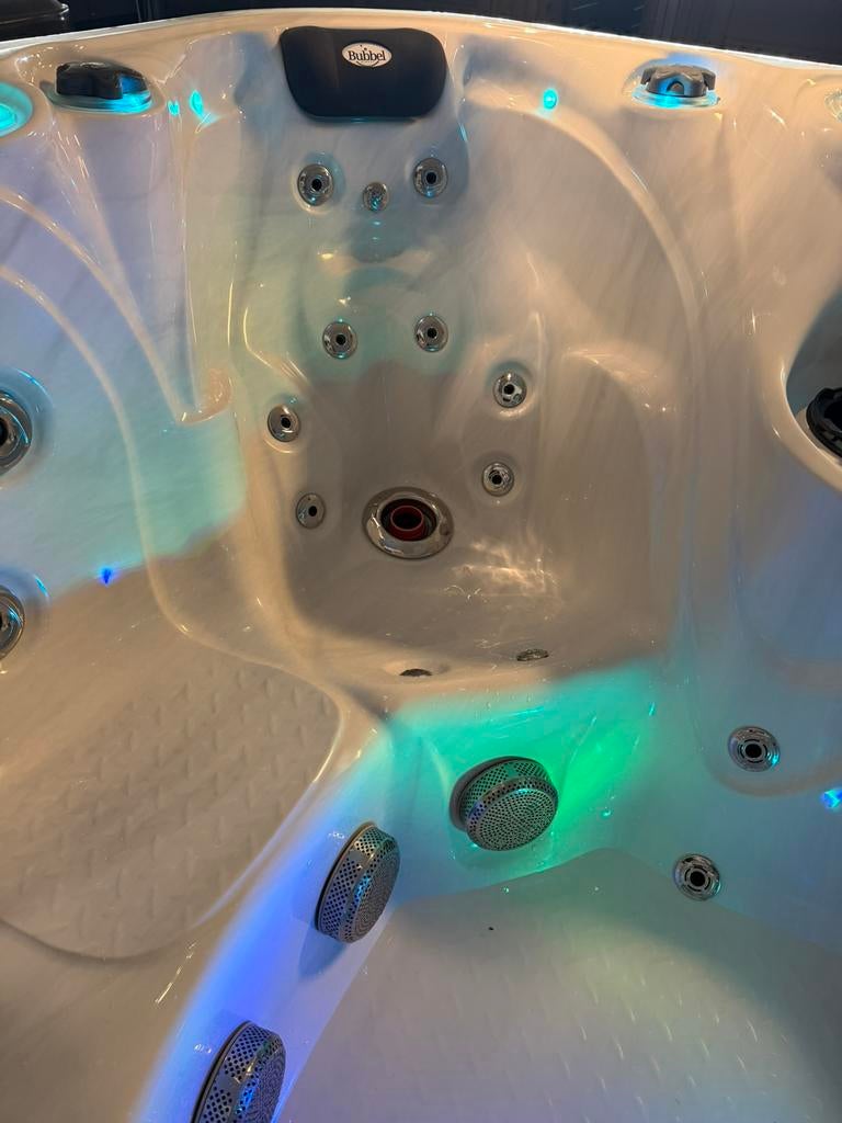 Jacuzzi Spa Felicity Mighty Wave – Warmtepomp – Plug & Play, Ophalen, Zo goed als nieuw, Pomp, Vast